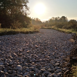 Na cyklotrase v rámci cezhraničného projektu na bicykli po stopách histórie sa pripravuje montáž lávok - IMG_20190911_071120