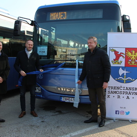 Zväčšiť fotografiu - Na krajských cestách oddnes stretnete dvadsiatku nových modrých autobusov - IMG_4934
