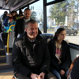 Zväčšiť fotografiu - Na krajských cestách oddnes stretnete dvadsiatku nových modrých autobusov - IMG_4996