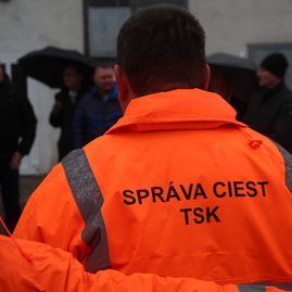 Zväčšiť fotografiu - Na údržbe ciest kraj nešetrí ani v období krízy - IMG_3731