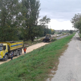 Na vznikajúcej cyklotrase medzi trenčínom a nemšovou začali s asfaltovaním prvých kilometrov - 20191003_133539
