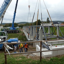 Na vznikajúcej cyklotrase medzi trenčínom a nemšovou začali s asfaltovaním prvých kilometrov - spájanie segmentov 1,2,3