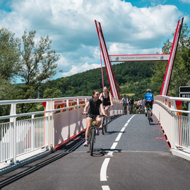 Zväčšiť fotografiu - Najnovší úsek vážskej magistrály prišli slávnostne otvoriť stovky cyklistov - TSK_Otvorenie cyklotrasy_LA-PU_mini-23