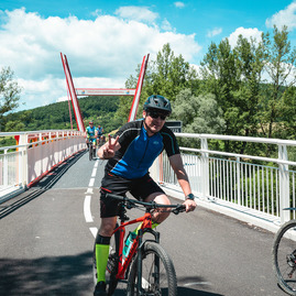 Zväčšiť fotografiu - Najnovší úsek vážskej magistrály prišli slávnostne otvoriť stovky cyklistov - TSK_Otvorenie cyklotrasy_LA-PU_mini-25