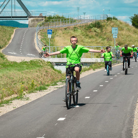 Zväčšiť fotografiu - Najnovší úsek vážskej magistrály prišli slávnostne otvoriť stovky cyklistov - TSK_Otvorenie cyklotrasy_LA-PU_mini-56