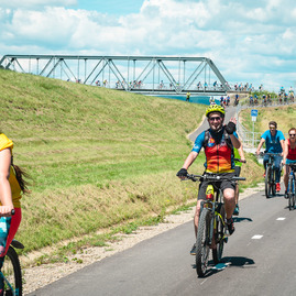 Zväčšiť fotografiu - Najnovší úsek vážskej magistrály prišli slávnostne otvoriť stovky cyklistov - TSK_Otvorenie cyklotrasy_LA-PU_mini-65