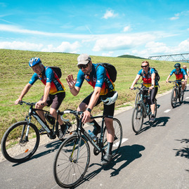 Zväčšiť fotografiu - Najnovší úsek vážskej magistrály prišli slávnostne otvoriť stovky cyklistov - TSK_Otvorenie cyklotrasy_LA-PU_mini-71