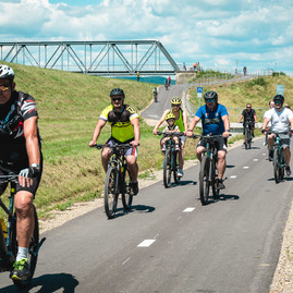 Zväčšiť fotografiu - Najnovší úsek vážskej magistrály prišli slávnostne otvoriť stovky cyklistov - TSK_Otvorenie cyklotrasy_LA-PU_mini-74