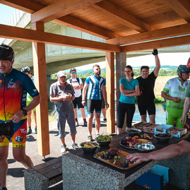 Zväčšiť fotografiu - Najnovší úsek vážskej magistrály prišli slávnostne otvoriť stovky cyklistov - TSK_Otvorenie cyklotrasy_LA-PU_mini-76