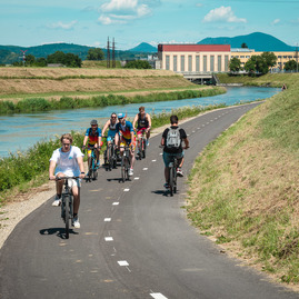Zväčšiť fotografiu - Najnovší úsek vážskej magistrály prišli slávnostne otvoriť stovky cyklistov - TSK_Otvorenie cyklotrasy_LA-PU_mini-81