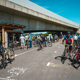 Zväčšiť fotografiu - Najnovší úsek vážskej magistrály prišli slávnostne otvoriť stovky cyklistov - TSK_Otvorenie cyklotrasy_LA-PU_mini-86