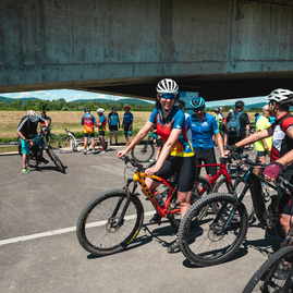 Zväčšiť fotografiu - Najnovší úsek vážskej magistrály prišli slávnostne otvoriť stovky cyklistov - TSK_Otvorenie cyklotrasy_LA-PU_mini-88