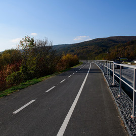 Zväčšiť fotografiu - Najobľúbenejšia župná cyklotrasa vedie popod skalku - cyklo12