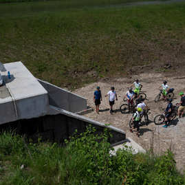 Zväčšiť fotografiu - Novovybudovaný cyklistický tunel aj príprava na lávku - 20230522_TSK_146w