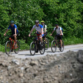 Zväčšiť fotografiu - Novovybudovaný cyklistický tunel aj príprava na lávku - 20230522_TSK_159w