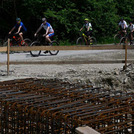 Zväčšiť fotografiu - Novovybudovaný cyklistický tunel aj príprava na lávku - 20230522_TSK_160w