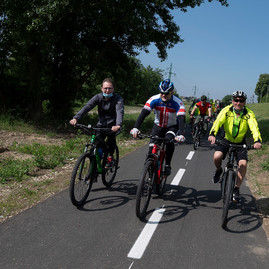 Zväčšiť fotografiu - Novú cyklotrasu si už počas prvého dňa vyskúšalo takmer 1 900 cyklistov - 20200601_TSK_cyklotrasa_045w