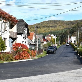 Zväčšiť fotografiu - Obyvatelia obcí veľký klíž a ješkova ves sa tešia z novo zrekonštruovanej cesty.