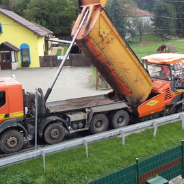 Zväčšiť fotografiu - Obyvatelia obcí veľký klíž a ješkova ves sa tešia z novo zrekonštruovanej cesty.