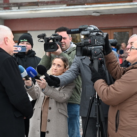 Zväčšiť fotografiu - Obyvatelia obcí veľký klíž a ješkova ves sa tešia z novo zrekonštruovanej cesty.