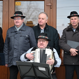 Zväčšiť fotografiu - Obyvatelia obcí veľký klíž a ješkova ves sa tešia z novo zrekonštruovanej cesty.