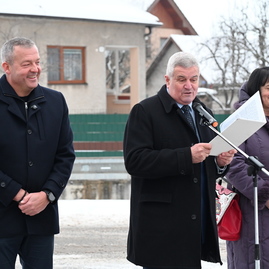 Zväčšiť fotografiu - Obyvatelia obcí veľký klíž a ješkova ves sa tešia z novo zrekonštruovanej cesty.