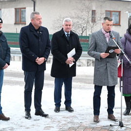 Zväčšiť fotografiu - Obyvatelia obcí veľký klíž a ješkova ves sa tešia z novo zrekonštruovanej cesty.
