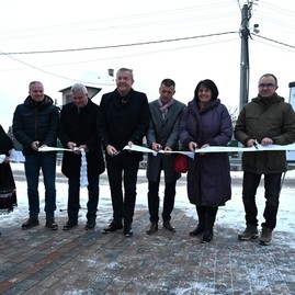 Zväčšiť fotografiu - Obyvatelia obcí veľký klíž a ješkova ves sa tešia z novo zrekonštruovanej cesty.