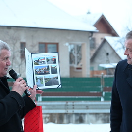 Zväčšiť fotografiu - Obyvatelia obcí veľký klíž a ješkova ves sa tešia z novo zrekonštruovanej cesty.