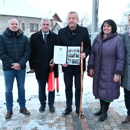 Zväčšiť fotografiu - Obyvatelia obcí veľký klíž a ješkova ves sa tešia z novo zrekonštruovanej cesty.