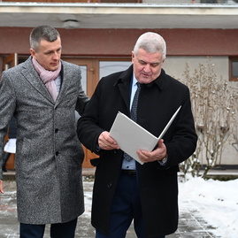 Zväčšiť fotografiu - Obyvatelia obcí veľký klíž a ješkova ves sa tešia z novo zrekonštruovanej cesty.