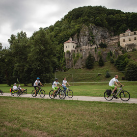 Zväčšiť fotografiu - Od hradu k hradu sa čoskoro odveziete komfortnejšie - TSK_Kacer_na_bicykli_mini-49