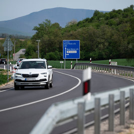 Zväčšiť fotografiu - Opravili dva úseky aj dva mosty vyťaženej cesty - 20240409_TN_TSK_Stoklasa_001_156w
