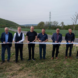 Zväčšiť fotografiu - Opravili dva úseky aj dva mosty vyťaženej cesty - 20240409_TN_TSK_Stoklasa_001_161w