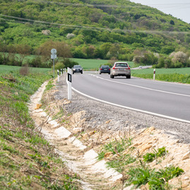 Zväčšiť fotografiu - Opravili dva úseky aj dva mosty vyťaženej cesty - TSK_KD_DI_cesty_SPŠ_CTK_mini-76