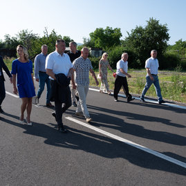 Zväčšiť fotografiu - Poddolované územie v koši pomaličky ožíva - 20230703_Kos_cesta_023w