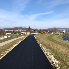 Zväčšiť fotografiu - Pohybovať sa po stavbe cyklotrasy je zakázané - IMG_4412