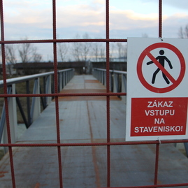 Zväčšiť fotografiu - Pohybovať sa po stavbe cyklotrasy je zakázané - vyzva_zakaz_pohybu_na_stavbe