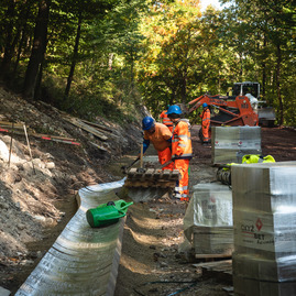 Zväčšiť fotografiu - Pokračujú práce na najnáročnejšej etape cesty z veľkých uheriec do skýcova - TSK_KD Skýcov_mini-12