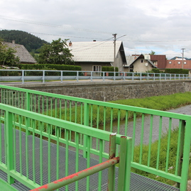 Zväčšiť fotografiu - Poškodené zábradlie nahradil nový zádržný systém - IMG_0527
