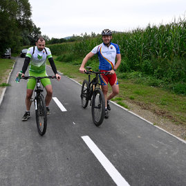 Zväčšiť fotografiu - Považskobystričania sa už nevedia dočkať novej cyklotrasy - 20230803_TSK_015w