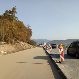 Zväčšiť fotografiu - Práce na ceste medzi hradišťom a partizánskym sa opäť rozbehnú začiatkom septembra - IMG_20191023_095728