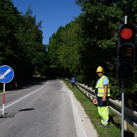 Práce odštartovali už aj na ďalších dvoch frekventovaných úsekoch ciest v trenčianskom kraji, na ktoré župa získala financie z eurofondov - 20190815_TSK_NM_MY_cesta_016w