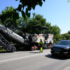 Práce odštartovali už aj na ďalších dvoch frekventovaných úsekoch ciest v trenčianskom kraji, na ktoré župa získala financie z eurofondov - 20190815_TSK_NM_MY_cesta_017w