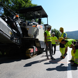 Práce odštartovali už aj na ďalších dvoch frekventovaných úsekoch ciest v trenčianskom kraji, na ktoré župa získala financie z eurofondov - 20190815_TSK_NM_MY_cesta_018w