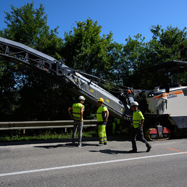 Práce odštartovali už aj na ďalších dvoch frekventovaných úsekoch ciest v trenčianskom kraji, na ktoré župa získala financie z eurofondov - 20190815_TSK_NM_MY_cesta_019w