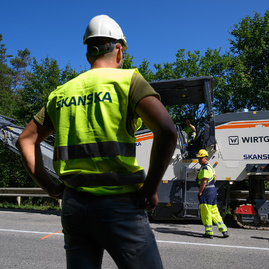 Práce odštartovali už aj na ďalších dvoch frekventovaných úsekoch ciest v trenčianskom kraji, na ktoré župa získala financie z eurofondov - 20190815_TSK_NM_MY_cesta_022w