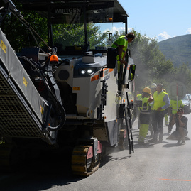 Práce odštartovali už aj na ďalších dvoch frekventovaných úsekoch ciest v trenčianskom kraji, na ktoré župa získala financie z eurofondov - 20190815_TSK_NM_MY_cesta_025w