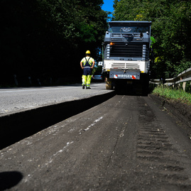 Práce odštartovali už aj na ďalších dvoch frekventovaných úsekoch ciest v trenčianskom kraji, na ktoré župa získala financie z eurofondov - 20190815_TSK_NM_MY_cesta_038w