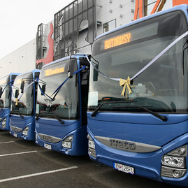 Predčasný vianočný darček v podobe dvadsaťpäťky modrých autobusov odovzdaný do užívania cestujúcej verejnosti - 20181124_TN_TSK_SAD_autobusy_001w